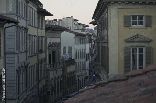 calle de Florencia con casas y ventanas de madera abiertas