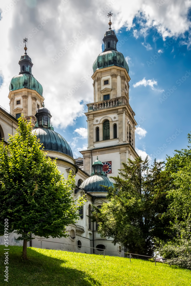 Obraz premium Türme der Basilika St. Lorenz in Kempten im Allgäu Hinteransicht