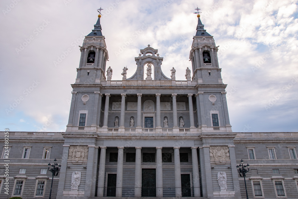Catedral de Santa María la Real de la Almudena, Madrid, Espanha.