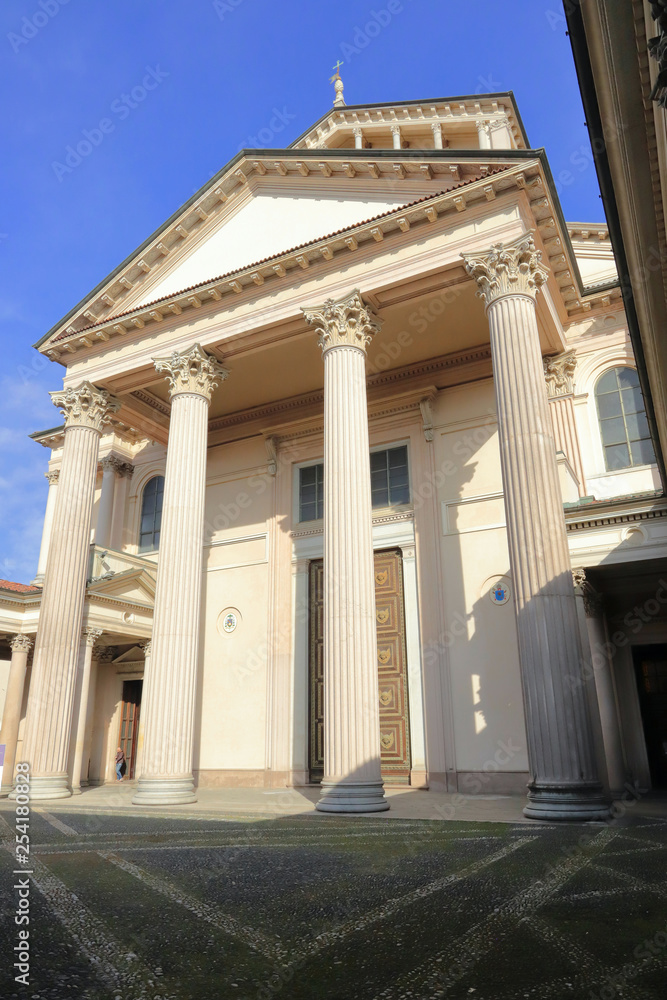 Fototapeta premium DUOMO DI NOVARA IN ITALIA 
