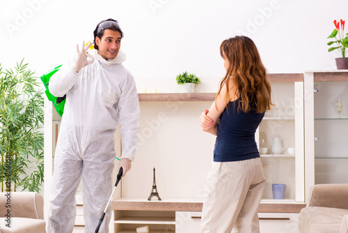 Obraz na plátně Young professional contractor doing pest control at flat