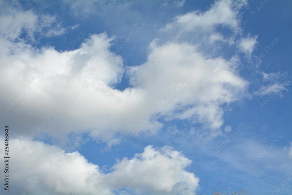 Naklejka premium chmury na niebie