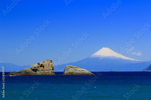 松崎町 雲見海岸の牛着岩と富士山