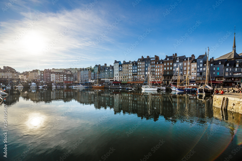 Alter Hafen von Honfleur in Frankreich vor schönem sonnigem Himmel