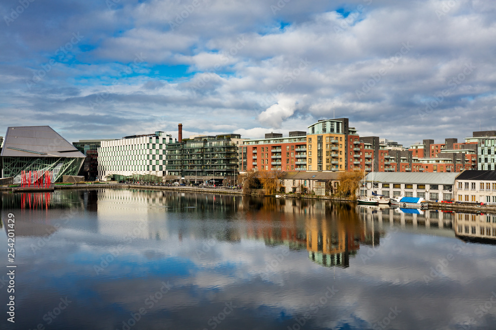 Obraz premium Nowoczesna architektura nabrzeża Hanover Quay w Grand Canal Dock, Dublin, Irlandia