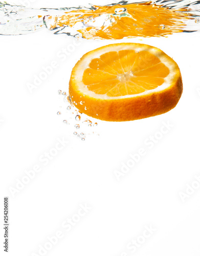 Fototapeta Naklejka Na Ścianę i Meble -  An orange falls into the water.