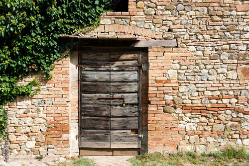 Eingangstür eines verlassenen Rusticos an einer Landstraße im Chiantigebiet bei Siena photo