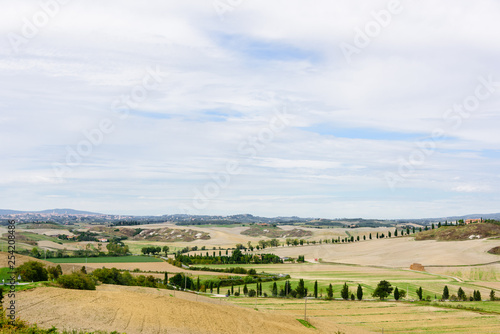 Die Landschaft der Crete Senesi besteht aus den vier Gemeinden Asciano, Buonconvento, Monteroni d’Arbia und Rapolano Terme sowie San Giovanni d’Asso (Ortsteil von Montalcino)