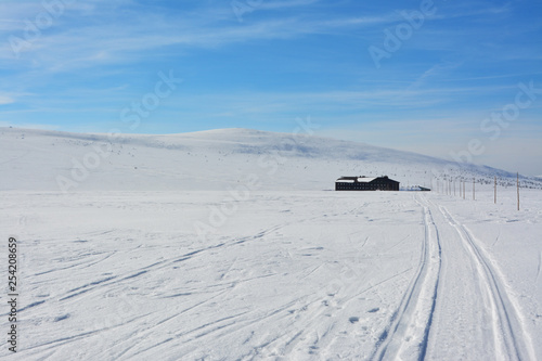 piękny zimowy krajobraz, górskie schronisko © VinyLove Foto