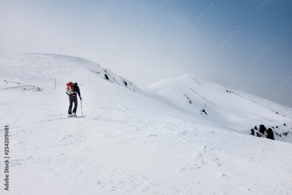 Skitourengeher auf dem Weg zum Gipfel