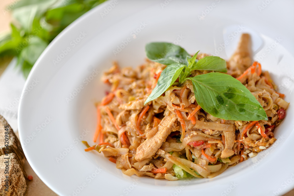 noodles with shrimps and vegetables