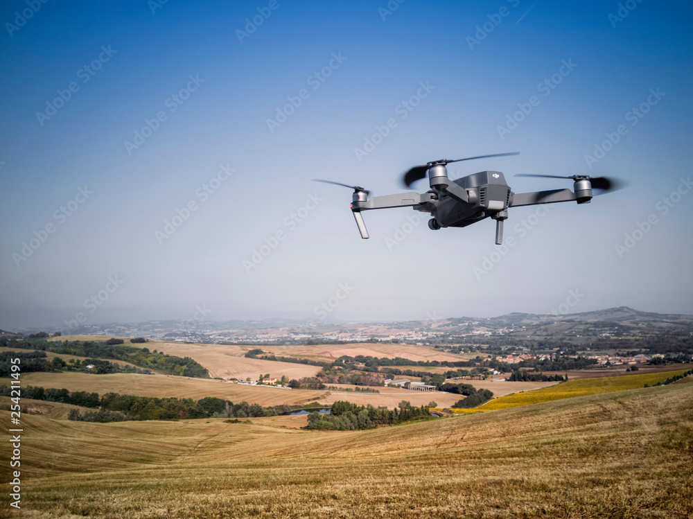 Drone vola verso le colline con campi di grano e girasoli Drone vola verso le colline con campi di grano e girasoli