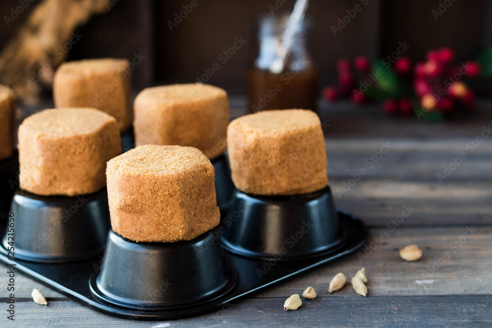 Honey cakes with ginseng and cardamom