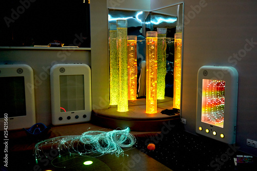 Obraz na płótnie therapy sensory stimulating multi sensory room with colored lights bubble tube lamp during therapy session w salonie