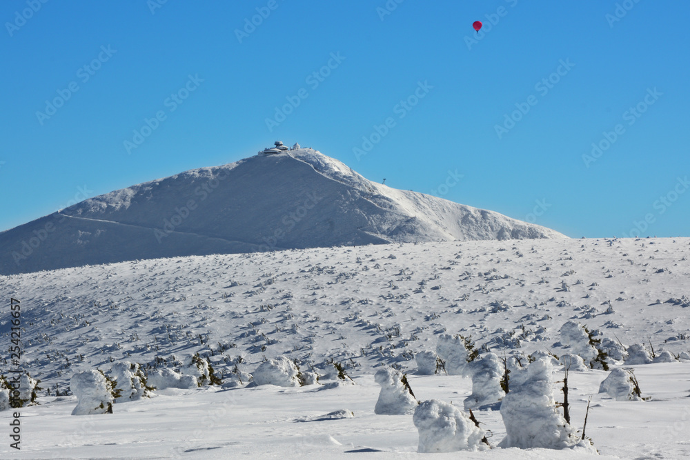 piękny zimowy górski krajobraz, Śnieżka, Polska - obrazy, fototapety, plakaty 