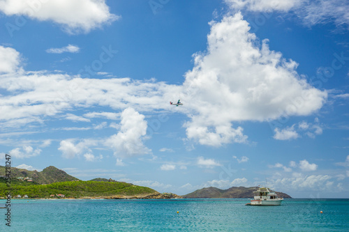 Flugzeug über karibischer Insel Airplane over carribbean Island