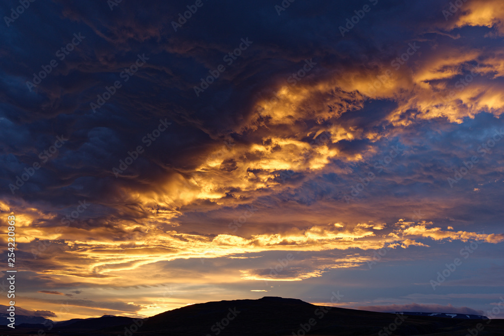 Licht des Sonnenuntergangs färbt die Wolken dramatisch, Island