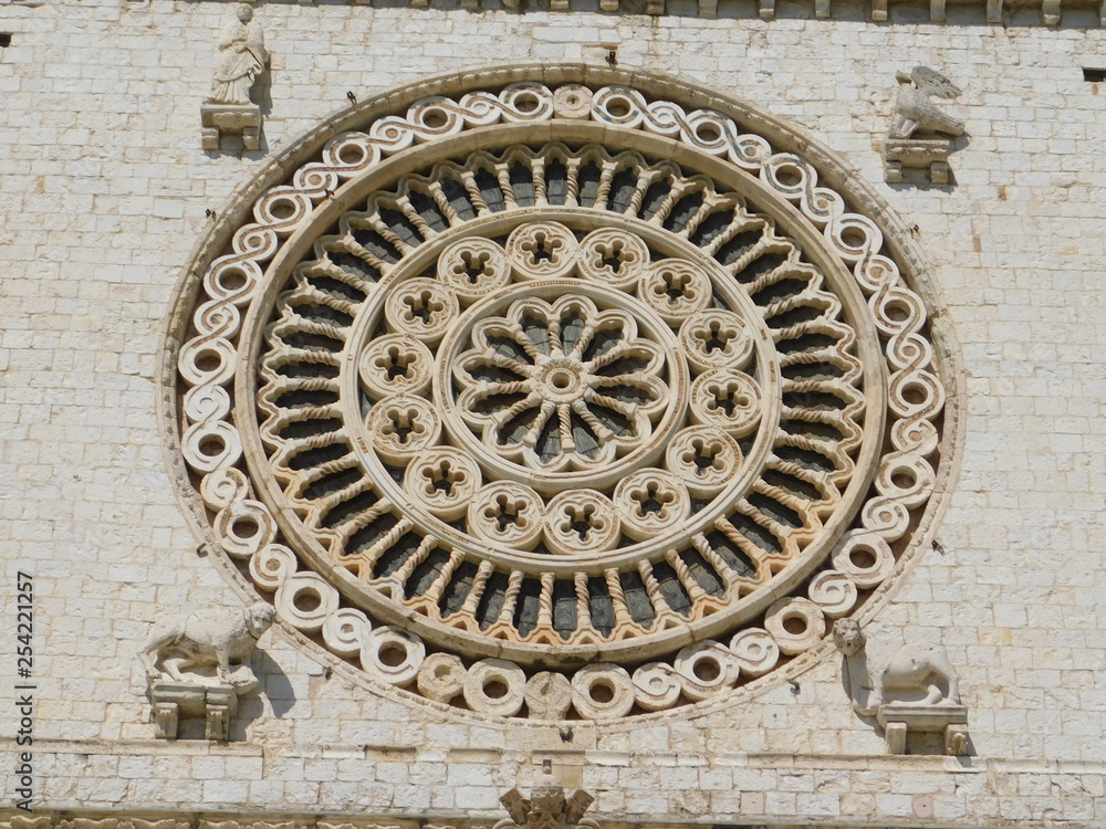 rosone della basilica inferiore di san francesco d'assisi umbria italia