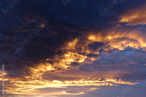 Licht des Sonnenuntergangs f  rbt die Wolken dramatisch  Island