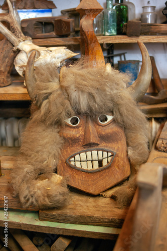 Holzmaske (Buscho-Maske) in der Werkstatt der Maskenschnitzer von Antal Englert in Mohatsch, Ungarn, Nahaufnahmen