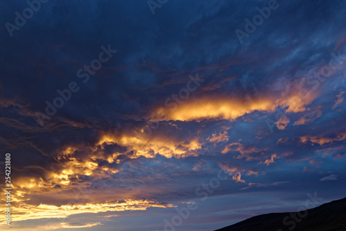 Licht des Sonnenuntergangs färbt die Wolken dramatisch, Island