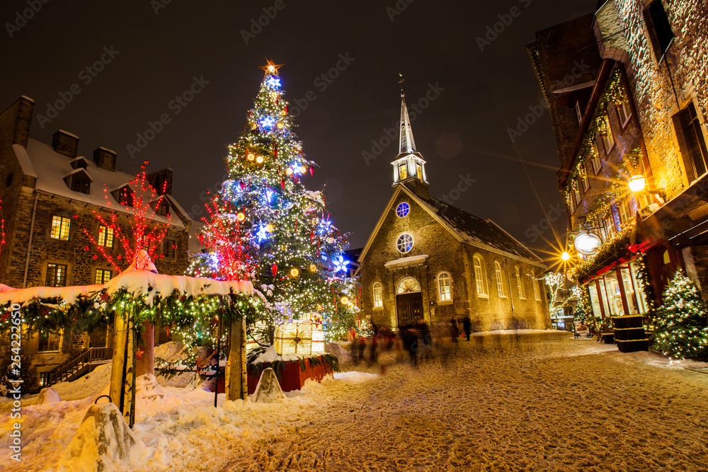 Fototapeta premium Quebec city old town in winter, Christmas time