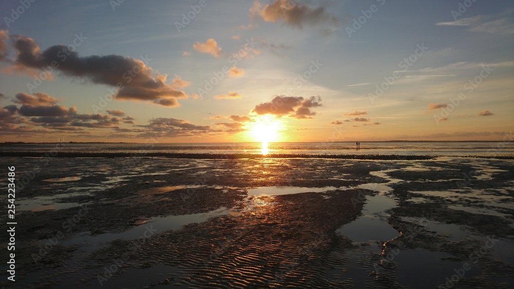 Strahlender Sonnenuntergang im Wattenmeer an der deutschen Nordsee