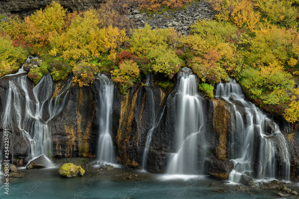 Obraz premium Herbst am Hraunafoss, Island