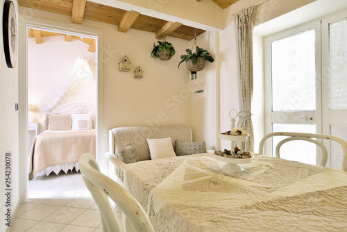 Casa con arredamento romantico - shabby chic