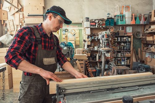 Carpenter planed wooden block with electric machine