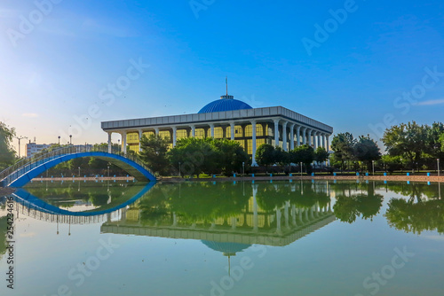 Obraz na płótnie Tashkent Navoi Park 02 w salonie