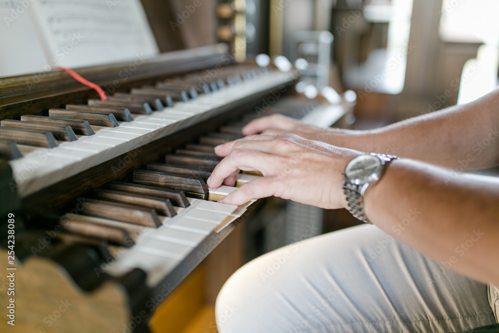 Obraz premium Hände an einer Orgel Klavier