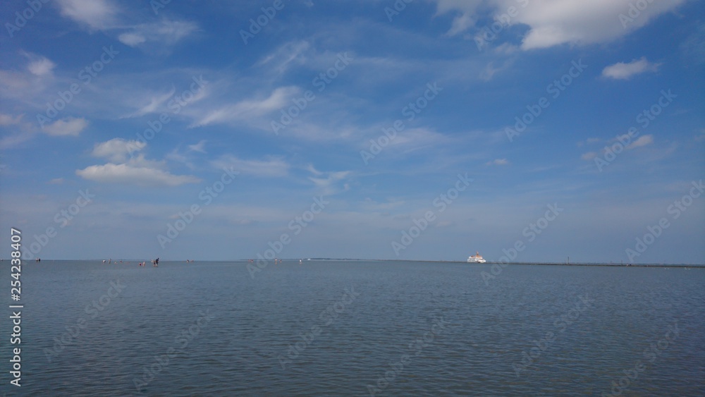 Sommer-Feeling am Meer (deutsche Nordsee) mit blauem Himmel Sommer-Feeling am Meer (deutsche Nordsee) mit blauem Himmel