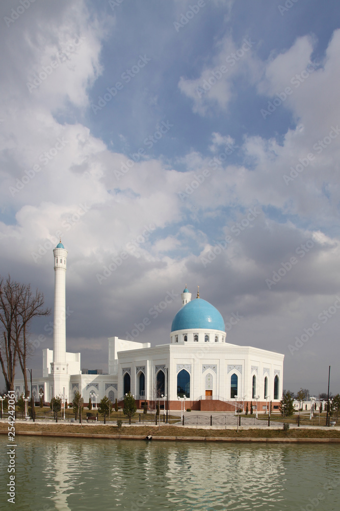 Obraz premium White mosque in Tashkent in Uzbekistan 