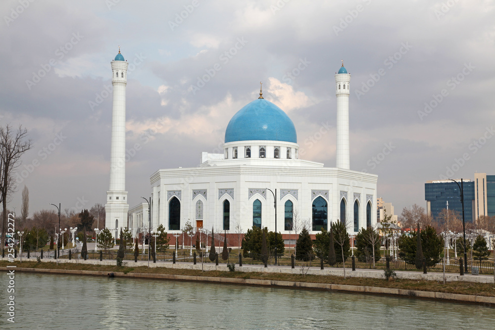 Obraz premium White mosque in Tashkent in Uzbekistan