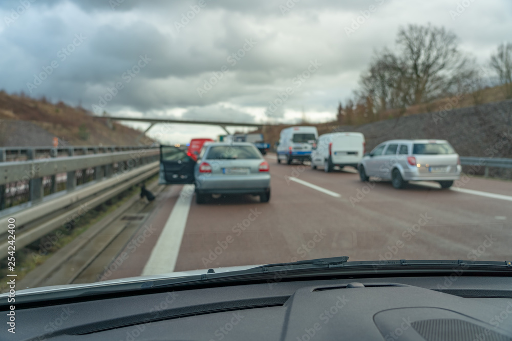 Stau und Straßenblockade auf der Autobahn Stau und Straßenblockade auf der Autobahn
