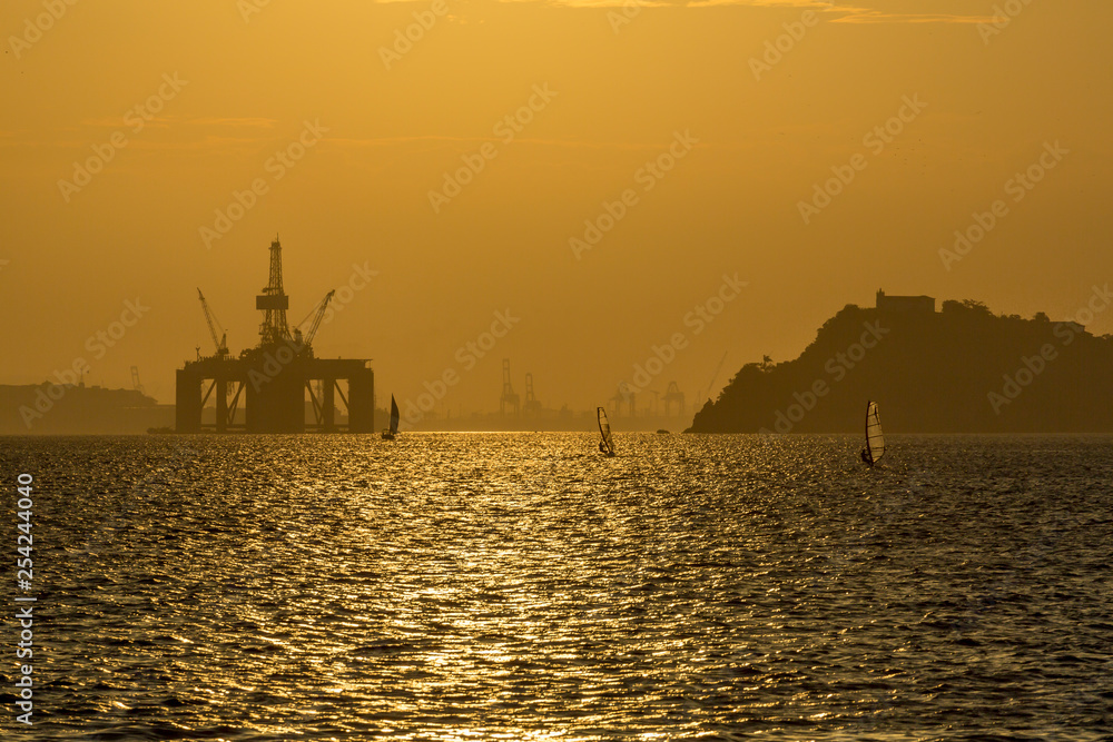 pôr do Sol na cidade e a plataforma de petroleo