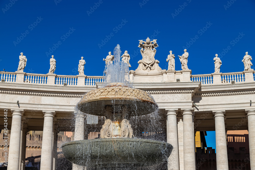 Fototapeta premium Statues at the Cathedral of St. Peter in the Vatican, fragment