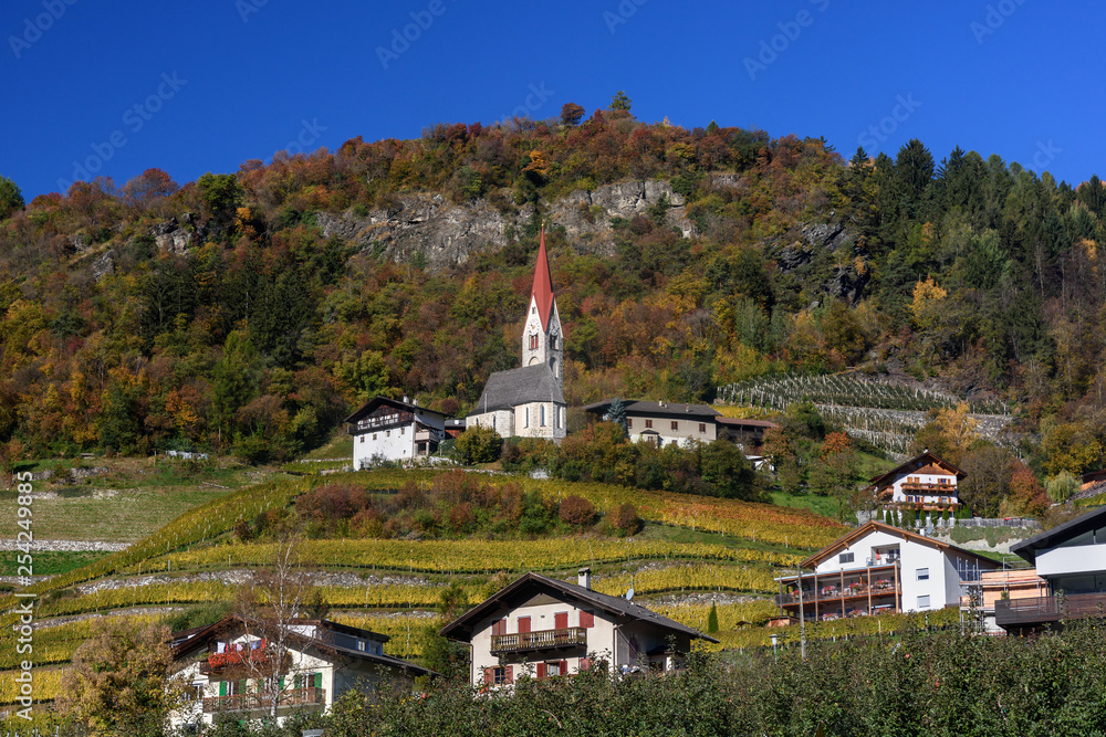 Kościół na górskim zboczu, Dolomity, Alpy