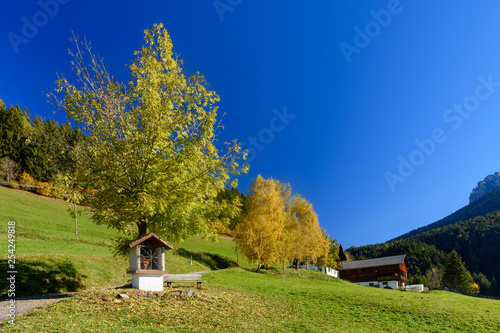 kapliczka na alpejskiej łące, Santa Magdalena, Dolomity
