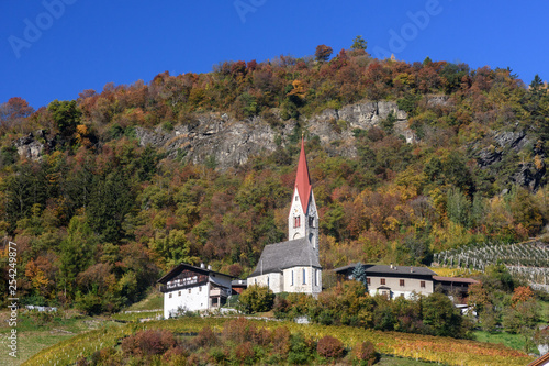 Kościół na górskim zboczu, Dolomity, Alpy