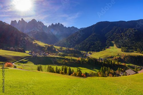 Santa Magdalena, klimatyczne miasteczko w dolinie, Dolomity, Alpy