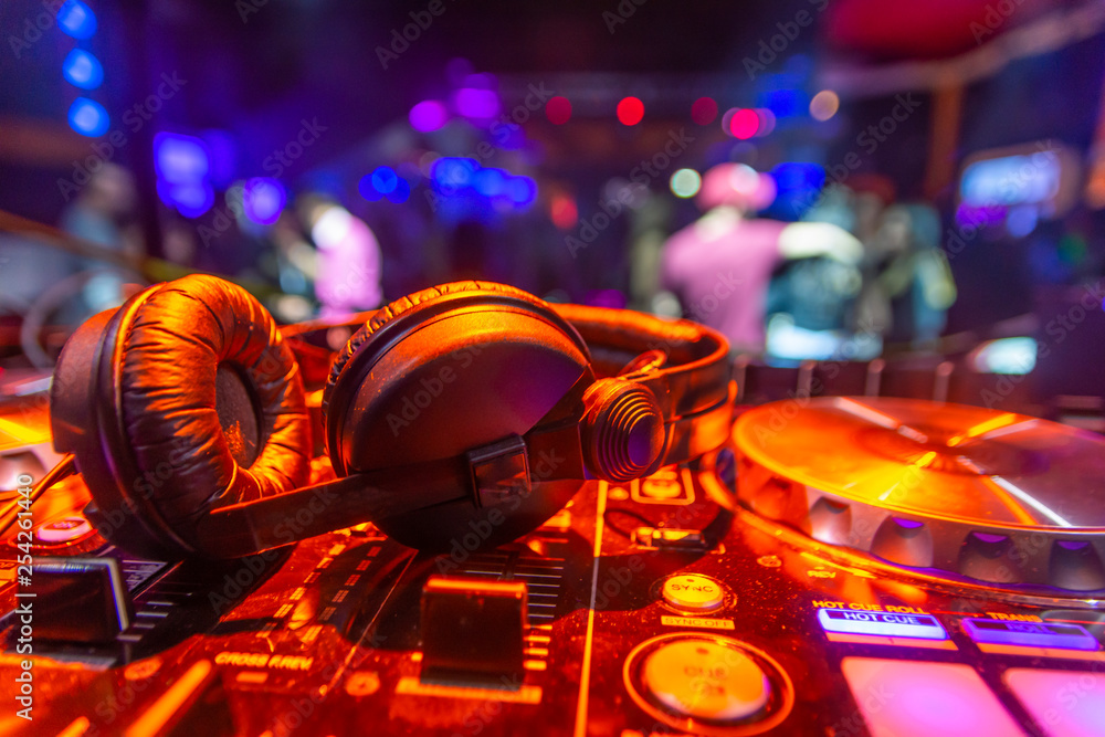 cascos de música sobre mesa de dj en discoteca foto de Stock | Adobe Stock