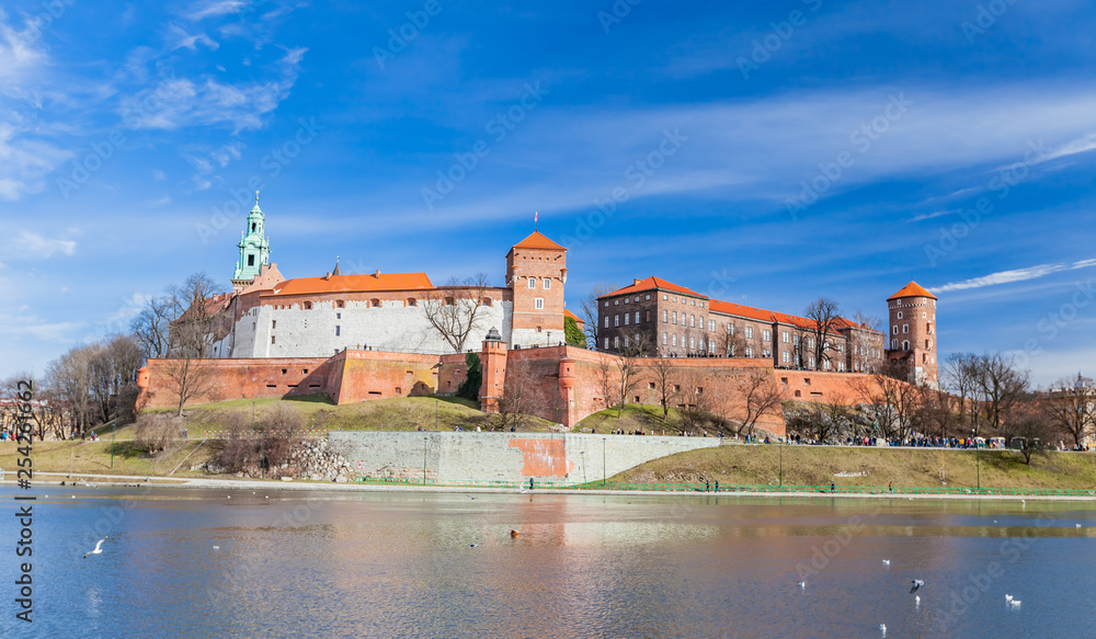Obraz premium Wawel na tle błękitnego nieba. Rezydencja zamkowa zlokalizowana w centrum Krakowa. 23 lutego 2019 r.