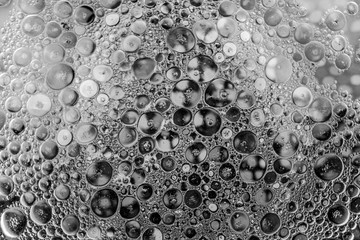 Czarno białe abstrakcyjne tło bąble bąbelki na wodzie 