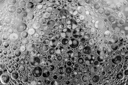 Czarno białe abstrakcyjne tło bąble bąbelki na wodzie 