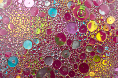 Abstrakcja, tło. Kolorowe bąble, bąbelki - krople oleju w wodzie tworzące abstrakcyjne i ciekawe kszztałty