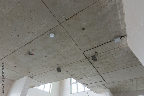 Concrete ceiling in a new building, fire sensor