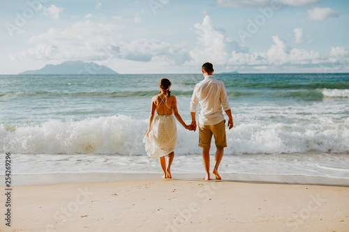 Fototapeta Naklejka Na Ścianę i Meble -  honeymoon wedding couple on beach at sunset