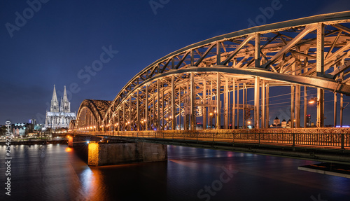 Hohenzollernbrücke und Kölner Dom zur Blauen Stunde © chrishoppe.de